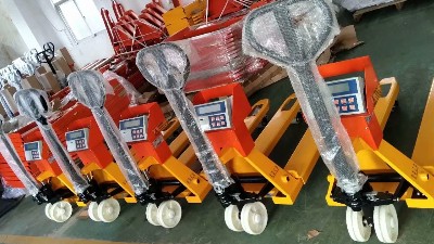 生產(chǎn)人員在收到巨衡精點帶熱敏打印電子叉車秤，應該如何正確的安裝
